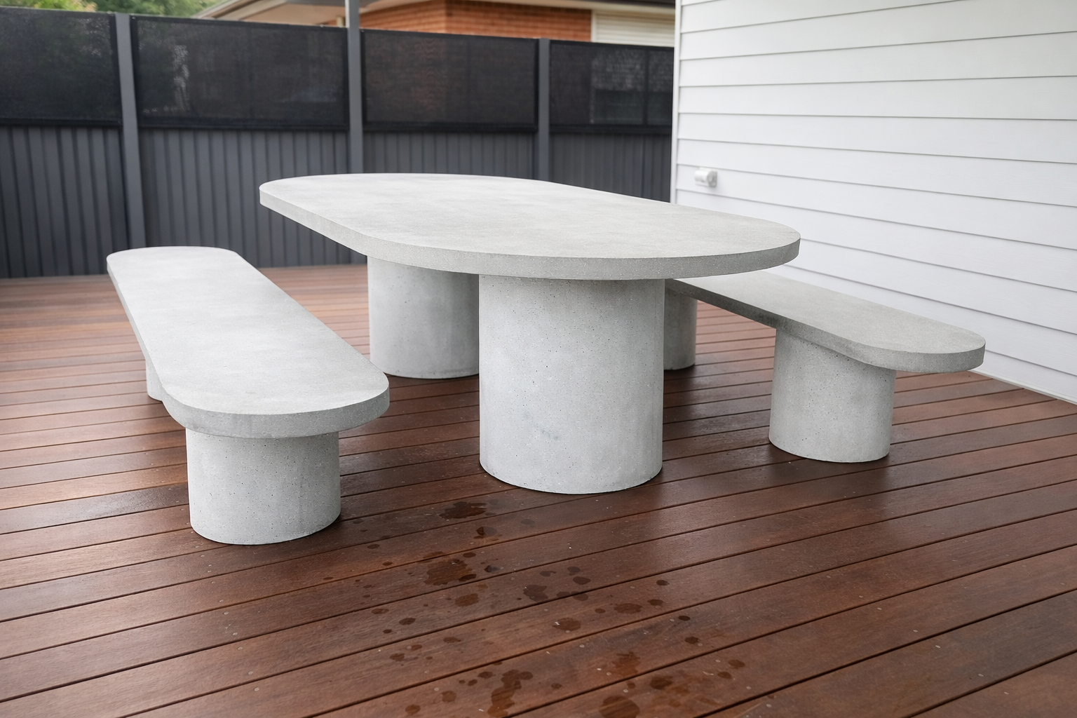 Oval Outdoor Set with Smooth Pillars